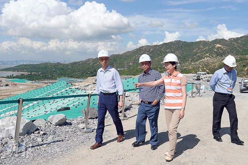 政務司長林鄭月娥（右二）、環境局長黃錦星（左一）和屯門區議會主席劉皇發（左二）昨到屯門視察堆填區運作，在旁採訪的記者均表示嗅不到臭味，但原來3人獲安排到地勢較高地點視察，與卸置垃圾的位置相距數百米，中間更被覆蓋膠墊的垃圾山阻隔，未能看到背後遠處的垃圾車運作情况。（葉家豪攝）