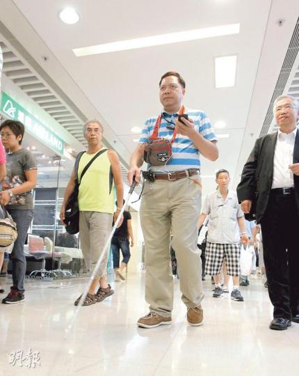 失明人士鄧光寶表示，過去因環境不便無動力外出，「去街易」系統可透過一部如「按鍵手機」的接收器，以語音提示視障者身處位置，在欠缺「引路線」的地方，也能引導他們前往目的地，希望未來可擴至巴士或其他交通工具。（李澤彤攝）