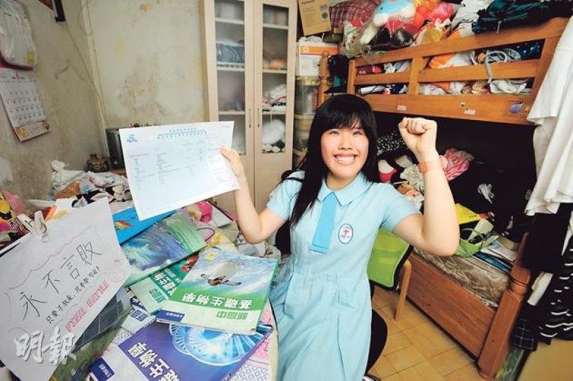 住在公屋的王美婷,家境清貧無錢購置電腦,課本亦只能堆滿飯桌上,需要時才取用溫習,但她從未抱怨,反而覺得家中極少引誘可專心溫習。她認為「起跑線不重要」,考試前更在日曆掛上「永不言敗」紙牌(左下),鼓勵自己堅持下去。(尹錦恩攝)劉永生中學文憑試生王美婷(左)及盧穎琪(右),雖然家庭要領綜援,但不怕逆境艱苦讀書,在昨日聯招放榜雙雙入讀中大,完成大學夢想,再續同學緣。圖中為校長鄭德富。(勞雅文攝) 住在公屋的王美婷,家境清貧無錢購置電腦,課本亦只能堆滿飯桌上,需要時才取用溫習,但她從未抱怨,反而覺得家中極少引誘可專心溫習。她認為「起跑線不重要」,考試前更在日曆掛上「永不言敗」紙牌(左下),鼓勵自己堅持下去。(尹錦恩攝)劉永生中學文憑試生王美婷(左)及盧穎琪(右),雖然家庭要領綜援,但不怕逆境艱苦讀書,在昨日聯招放榜雙雙入讀中大,完成大學夢想,再續同學緣。圖中為校長鄭德富。(勞雅文攝)