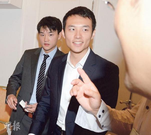 20幾歲嘅霍啟文(左二)話,家陣最鍾意學做生意,等遲啲番禺項目上軌道後,希望可到北京上海學嘢。(劉焌陶攝)霍英東嘅孫女霍思緯同兩個細佬一齊入咗爺爺有份創立嘅培華基金會。(劉焌陶攝) 20幾歲嘅霍啟文(左二)話,家陣最鍾意學做生意,等遲啲番禺項目上軌道後,希望可到北京上海學嘢。(劉焌陶攝)霍英東嘅孫女霍思緯同兩個細佬一齊入咗爺爺有份創立嘅培華基金會。(劉焌陶攝)