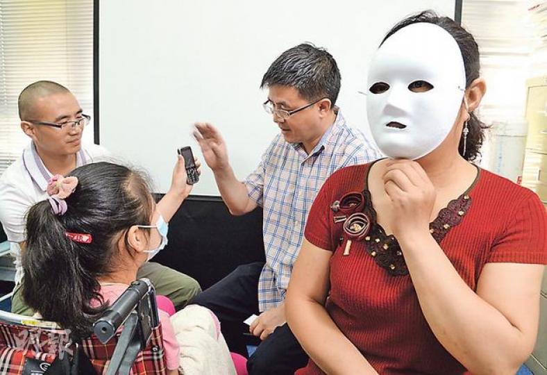 來自河南省的愛滋母親胡女士(右一)表示,希望有生之年可聽到女兒(左前)喊一聲「媽媽」,因此帶女兒來港求醫,但兩日來的奔波和苦等,令她有點失望。(劉焌陶攝) 來自河南省的愛滋母親胡女士(右一)表示,希望有生之年可聽到女兒(左前)喊一聲「媽媽」,因此帶女兒來港求醫,但兩日來的奔波和苦等,令她有點失望。(劉焌陶攝)