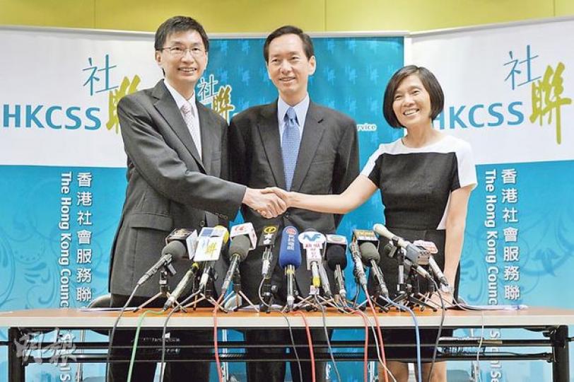 社聯業務總監蔡海偉(左)將於12月起接替辭任的方敏生(右),擔任社聯行政總裁一職。圖中為社聯主席陳智思。(葉家豪攝) 社聯業務總監蔡海偉(左)將於12月起接替辭任的方敏生(右),擔任社聯行政總裁一職。圖中為社聯主席陳智思。(葉家豪攝)