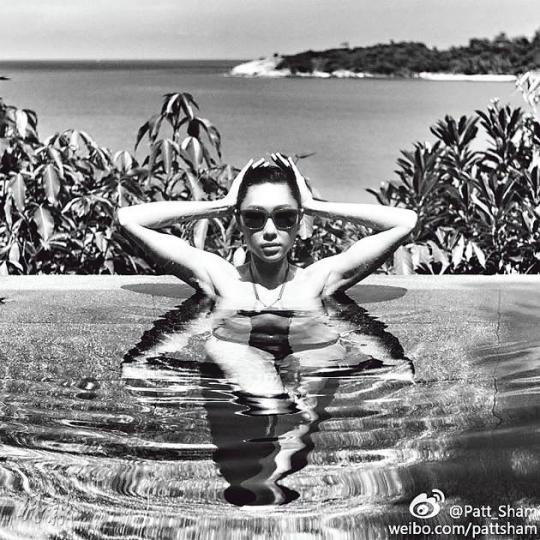 胡定欣浸在水中的黑白照片性感又有型格。(微博圖片)胡定欣穿上三點式浮在水中展露美好身段。(微博圖片) 胡定欣浸在水中的黑白照片性感又有型格。(微博圖片)胡定欣穿上三點式浮在水中展露美好身段。(微博圖片)