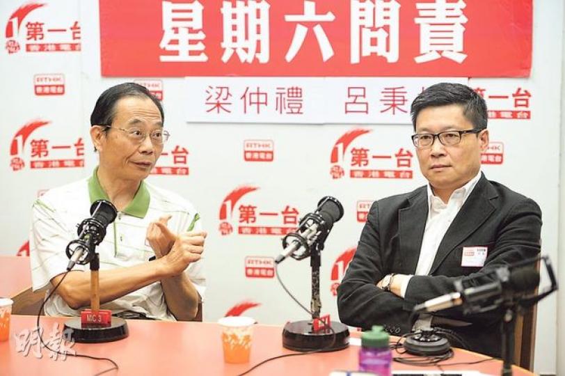佔領中環發起人陳健民（右）和「幫港出聲」的發起人何濼生（左），昨日在港台節目《星期六問責》對談，何濼生質疑，若日後佔中成事，或會有港人以為只要守的是公義便可違法，擔心佔中影響香港法治。陳健民指佔中是非常時期非常手段，表明行動會要求參與者堅守非暴力原則。（尹錦恩攝）
