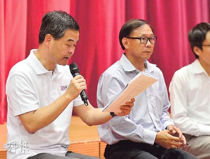 梁振英（左）昨發表約15分鐘開場白，以強硬姿態力挺警察，發言大多時候都是看着講稿讀出內容，明顯早有準備。旁為大會主持人、元朗區議會主席梁志祥。（鄧宗弘攝）