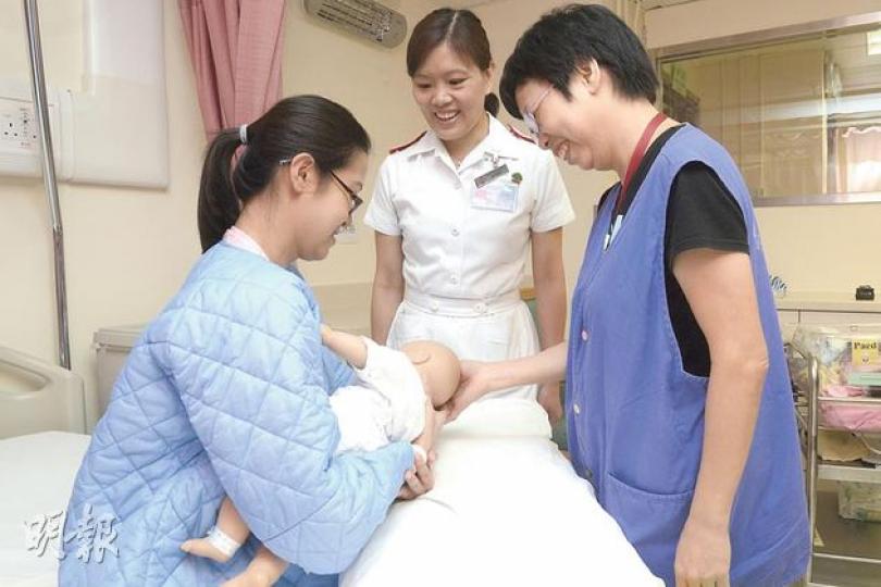 瑪嘉烈醫院婦產科資深護師馮敏儀(中)和義工黃小姐(右)指導產婦餵母乳的正確姿勢。(陳淑安攝) 瑪嘉烈醫院婦產科資深護師馮敏儀(中)和義工黃小姐(右)指導產婦餵母乳的正確姿勢。(陳淑安攝)