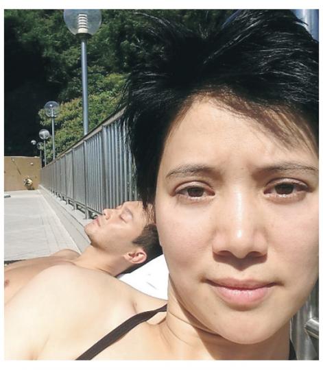 素顏上陣的袁詠儀，大方公開老公張智霖享受日光浴的Cool樣。（微博圖片）