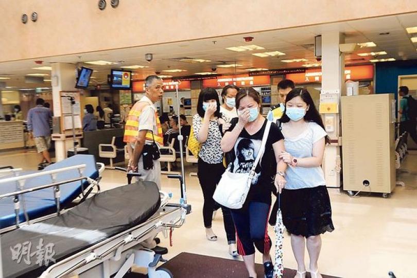 車禍死者妻子(前左黑衣者)趕往醫院驚聞丈夫噩耗痛哭,需親友攙扶往殮房認屍。(丁灝嵐攝) 現場所見,與昨肇事小巴同一25M路線的小巴司機駕車駛經車禍現場時,並沒有扣上安全帶。(林智傑攝) 25M線小巴有司機指因天熱及長時間被安全帶緊索不適,遂以文件夾夾在安全帶上(紅框示),以令其寬鬆一點。(林智傑攝) 車禍死者妻子(前左黑衣者)趕往醫院驚聞丈夫噩耗痛哭,需親友攙扶往殮房認屍。(丁灝嵐攝) 現場所見,與昨肇事小巴同一25M路線的小巴司機駕車駛經車禍現場時,並沒有扣上安全帶。(林智傑攝) 25M線小巴有司機指因天熱及長時間被安全帶緊索不適,遂以文件夾夾在安全帶上(紅框示),以令其寬鬆一點。(林智傑攝)