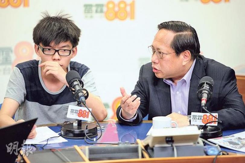 何俊仁(右)昨出席商台節目與客席主持黃之鋒(左)辯論2017年特首選舉方法表示,支持爭取公民提名,但認為爭取普選關鍵在於能否確保「泛民入閘」。(尹錦恩攝) 何俊仁(右)昨出席商台節目與客席主持黃之鋒(左)辯論2017年特首選舉方法表示,支持爭取公民提名,但認為爭取普選關鍵在於能否確保「泛民入閘」。(尹錦恩攝)