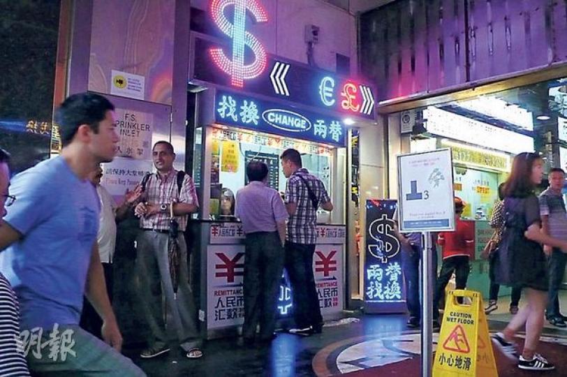 尖沙嘴重慶大廈地下3C號舖，建築面積僅約30方呎，由找換店以每月約11萬元續租，呎租達3667元，成為全港最新呎租舖王。（麥穎攝）尖沙嘴栢麗購物大道地下19至20號舖連1樓，剛由時裝品牌LACOSTE以月租約130萬元續租，較2年前舊租加幅僅約53%。（麥穎攝）