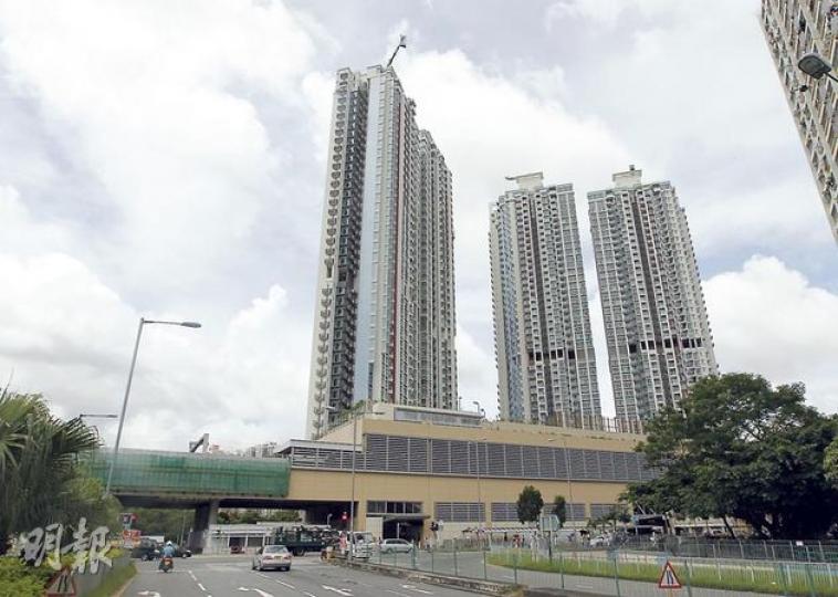 溱岸8號餘下69個單位,將於周六以抽簽形式揀樓,其中一個複式單位,訂價7508.3萬元,實呎32,380元,勢創沙田新高。 (李澤彤攝) 溱岸8號餘下69個單位,將於周六以抽簽形式揀樓,其中一個複式單位,訂價7508.3萬元,實呎32,380元,勢創沙田新高。 (李澤彤攝)