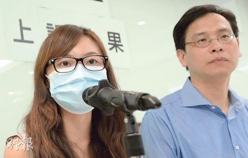 現代書院一名不願公開姓名的涉事女考生（左，化名楊同學），重申他們承認自己有錯，從無推卸責任，「我們站出來，是希望可以說清楚這事，讓公眾評論」。右為立法會議員葉建源。（葉家豪攝）考評局署理總監李王鍏（左）強調，原先取消23名現代書院考生中文科成績的決定是適當的，現在改變處分，是希望與另外3名同樣是抄襲、只被學校取消校本評核成績學生的懲處看齊。（李紹昌攝）