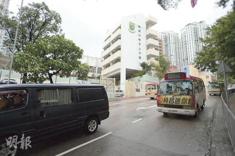 梁振英周日再落區到觀塘接觸市民,據悉觀塘功樂官立中學是選址之一。(葉家豪攝) 梁振英周日再落區到觀塘接觸市民,據悉觀塘功樂官立中學是選址之一。(葉家豪攝)