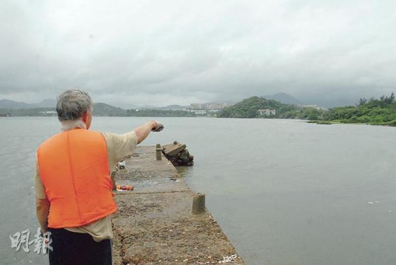 大埔布心排村村民陳伯指向海邊,稱水下淤泥有1呎厚度,且凹凸不平,對不諳水性的遊人來說可謂危機處處。善泳的他也穿救生衣游水。(雲錦鋒攝) 大埔布心排村村民陳伯指向海邊,稱水下淤泥有1呎厚度,且凹凸不平,對不諳水性的遊人來說可謂危機處處。善泳的他也穿救生衣游水。(雲錦鋒攝)