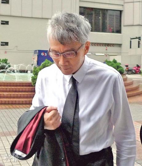 富商劉定成(圖)在律師陪同下到庭,其「契仔」盧昕傑一直旁聽支持。他得悉上訴失敗須重返牢獄,愁眉深鎖,其律師未表示會否上訴至終院。(何偉畧攝) 富商劉定成(圖)在律師陪同下到庭,其「契仔」盧昕傑一直旁聽支持。他得悉上訴失敗須重返牢獄,愁眉深鎖,其律師未表示會否上訴至終院。(何偉畧攝)