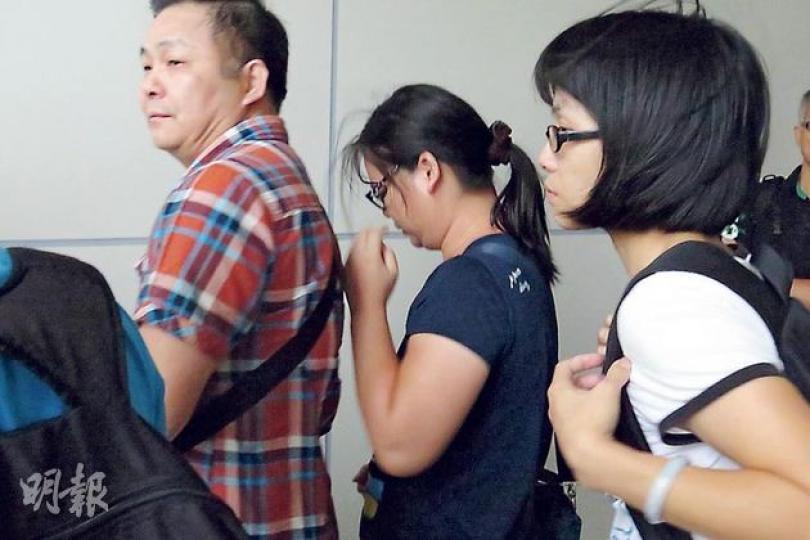 內地男童楊挺的母親黃美梨(中)和其堂妹黃惠慧(右)指摘大廈保安拒絕協助尋找楊挺。(易淑麗攝)保安員廖鳳玲昨出庭作供,她否認事發時拒絕協助尋找男童楊挺。(易淑麗攝) 內地男童楊挺的母親黃美梨(中)和其堂妹黃惠慧(右)指摘大廈保安拒絕協助尋找楊挺。(易淑麗攝)保安員廖鳳玲昨出庭作供,她否認事發時拒絕協助尋找男童楊挺。(易淑麗攝)