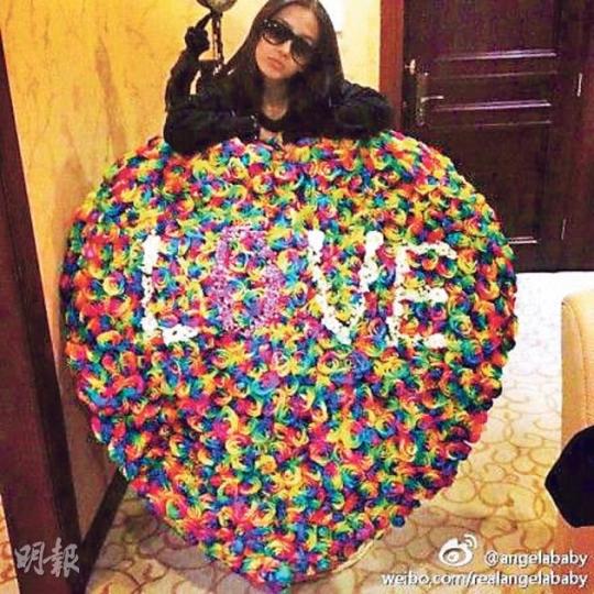 Baby疑收到男友黃曉明送的大心形七彩玫瑰,開心得拍下照片與粉絲分享。(微博圖片) Baby疑收到男友黃曉明送的大心形七彩玫瑰,開心得拍下照片與粉絲分享。(微博圖片)