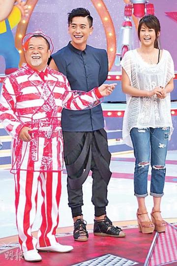 黃宗澤與香香玩遊戲時笑容一致,兩人都不介意被志偉玩。(攝影:梁迺楠)香香與新舊緋聞男友黃宗澤、錢嘉樂同場,笑言不介意被玩。(攝影:梁迺楠)林欣彤、側田、G.E.M.及徐天佑為《獎門人》錄影。(攝影:梁迺楠) 黃宗澤與香香玩遊戲時笑容一致,兩人都不介意被志偉玩。(攝影:梁迺楠)香香與新舊緋聞男友黃宗澤、錢嘉樂同場,笑言不介意被玩。(攝影:梁迺楠)林欣彤、側田、G.E.M.及徐天佑為《獎門人》錄影。(攝影:梁迺楠)