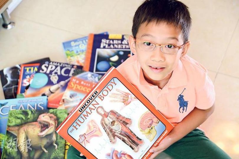 李天持的書櫃，放滿了老鼠記者、Star War及有關足球的圖書，除此以外，大部分都是跟科學有關的書籍。（黃志東攝）書名﹕Uncover the Human Body（黃志東攝）書名﹕Space Encyclopedia : First Reference for Young Readers and Writers（黃志東攝）書名﹕Oceans﹕A Journey from the surface to the Seabed（3-D Explorer）（黃志東攝）書名﹕The Young Scie