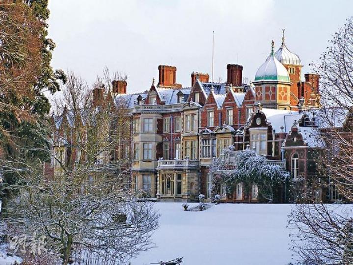 Sandringham House是王室過聖誕的官邸,也是喬治五世和六世最鍾愛的地方。(上圖為官邸冬天的景致 (c)Sandringham Estate)(郭瑋瑋攝)(郭瑋瑋攝)Sandringham官邸對出的人工湖邊,悉心種植了色彩各異的花木。(郭瑋瑋攝)Sandringham博物館內展示了王儲查理斯兒時的電動玩具車,時速竟可達每小時64公里。(郭瑋瑋攝)Sandringham 莊園裏設有蘋果園,還出產八種不同品種榨出來的蘋果汁(2.99英鎊,約36港元)。(郭瑋瑋攝)Houghton Hal Sandringham House是王室過聖誕的官邸,也是喬治五世和六世最鍾愛的地方。(上圖為官邸冬天的景致 (c)Sandringham Estate)(郭瑋瑋攝)(郭瑋瑋攝)Sandringham官邸對出的人工湖邊,悉心種植了色彩各異的花木。(郭瑋瑋攝)Sandringham博物館內展示了王儲查理斯兒時的電動玩具車,時速竟可達每小時64公里。(郭瑋瑋攝)Sandringham 莊園裏設有蘋果園,還出產八種不同品種榨出來的蘋果汁(2.99英鎊,約36港元)。(郭瑋瑋攝)Houghton Hal