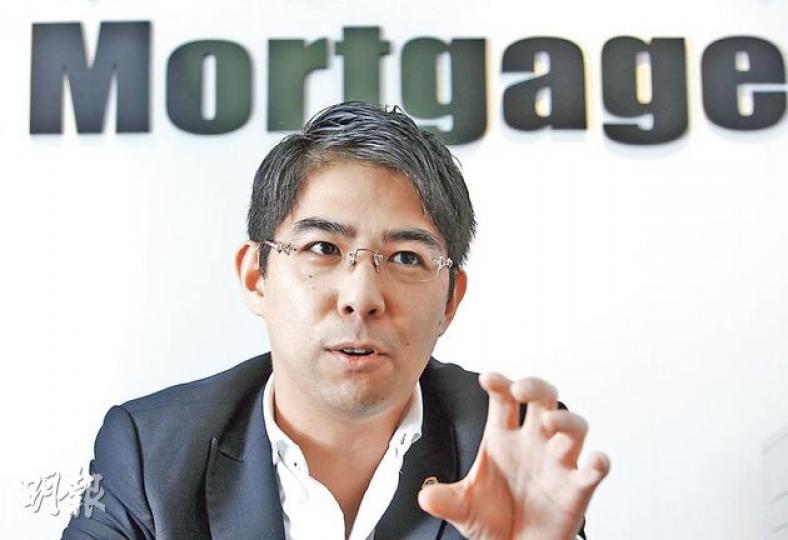 人稱King Sir的香港物業按揭轉介董事總經理葉景強(圖),在其與朋友合著的《上車買樓財技實戰天書》表示,可以同時租樓住和買樓收租,藉以提高經濟效益。(李澤彤攝) 人稱King Sir的香港物業按揭轉介董事總經理葉景強(圖),在其與朋友合著的《上車買樓財技實戰天書》表示,可以同時租樓住和買樓收租,藉以提高經濟效益。(李澤彤攝)