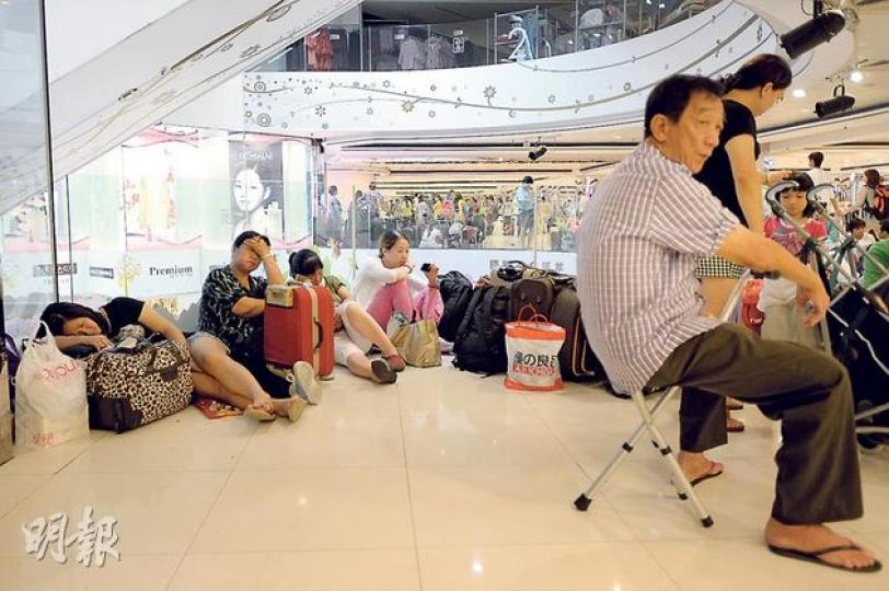 一個24人的西安旅行團昨日於8號風球下,在尖沙嘴中港碼頭等待往澳門期間,有人席地而睡。(葉家豪攝)中港碼頭停航期間,船公司的運輸帶變成小孩的遊樂場。(葉家豪攝) 一個24人的西安旅行團昨日於8號風球下,在尖沙嘴中港碼頭等待往澳門期間,有人席地而睡。(葉家豪攝)中港碼頭停航期間,船公司的運輸帶變成小孩的遊樂場。(葉家豪攝)