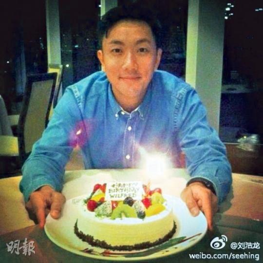 劉浩龍前日37歲生日,上載一張獨自捧蛋糕相,未見容祖兒在旁。(微博圖片) 劉浩龍前日37歲生日,上載一張獨自捧蛋糕相,未見容祖兒在旁。(微博圖片)