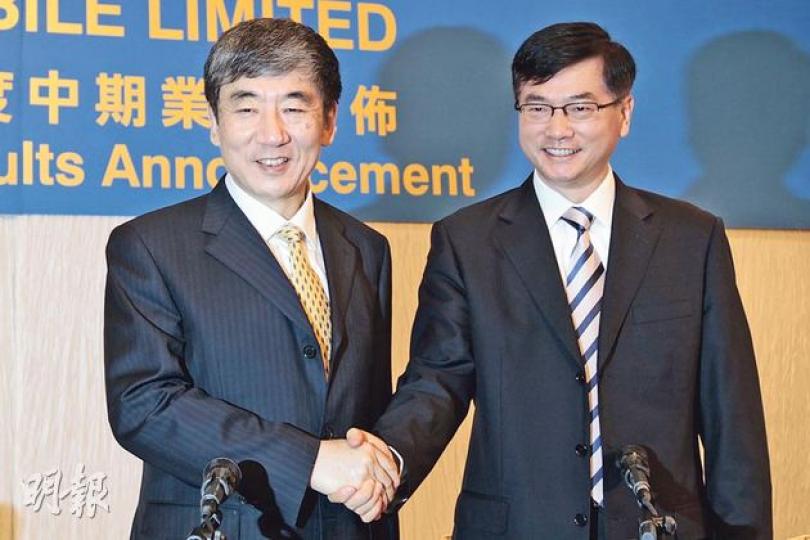 中移動本業的盈利增長倒退,董事長奚國華(左)及首席執行官李躍(右)均表示,內地電訊市場競爭劇烈,難望盈利如以往般大幅增長。(郭慶輝攝) 中移動本業的盈利增長倒退,董事長奚國華(左)及首席執行官李躍(右)均表示,內地電訊市場競爭劇烈,難望盈利如以往般大幅增長。(郭慶輝攝)