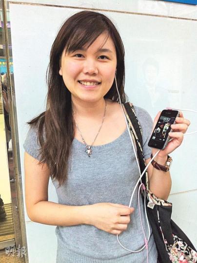 周小姐表示,男友數月前在旺角以約40元購買iPhone代用充電器,翌日充電時充電器插蘇腳因過熱熔化,現已改用原廠充電器。(邱雅錡攝) 升讀中六的孫同學表示,家人曾使用代用充電器,但充電時出現過熱情况;為確保安全已改用原廠充電器。(邱雅錡攝) 周小姐表示,男友數月前在旺角以約40元購買iPhone代用充電器,翌日充電時充電器插蘇腳因過熱熔化,現已改用原廠充電器。(邱雅錡攝) 升讀中六的孫同學表示,家人曾使用代用充電器,但充電時出現過熱情况;為確保安全已改用原廠充電器。(邱雅錡攝)