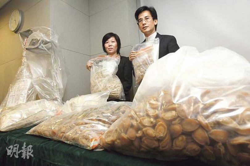 海關破獲首宗新修訂《商品說明條例》違法個案,從3個流動海味檔起出值23萬元貨品,又拘捕7名女子涉觸犯「誤導性遺漏」罪行。圖為海關消費者保障科總貿易管制主任邱鳳美(左)及廖興源展示行動中檢獲的海味。(李紹昌攝)
海關破獲首宗新修訂《商品說明條例》違法個案,從3個流動海味檔起出值23萬元貨品,又拘捕7名女子涉觸犯「誤導性遺漏」罪行。圖為海關消費者保障科總貿易管制主任邱鳳美(左)及廖興源展示行動中檢獲的海味。(李紹昌攝)