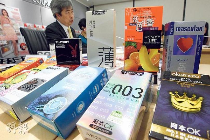 消委會測試宣稱「超薄」的安全套厚度,結果顯示部分產品,包括「岡本0.03白金超薄」(前排右二),大部分的厚度均超過其宣稱範圍。(李紹昌攝) 消委會測試宣稱「超薄」的安全套厚度,結果顯示部分產品,包括「岡本0.03白金超薄」(前排右二),大部分的厚度均超過其宣稱範圍。(李紹昌攝)