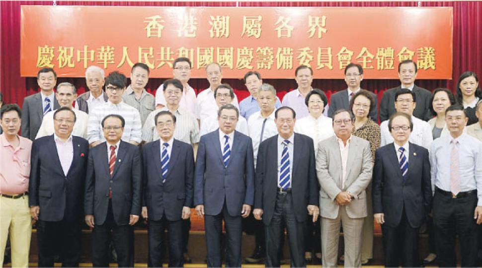 潮屬各界慶祝國慶籌備委員會噚日開全體會議,除咗旅發局主席林建岳(前排右三)同委員會主席陳幼南(前排左五),大家係咪覺得第二排左起第二個、著間條衫嘅人都好熟口面?無錯,佢就係歌手許廷鏗。(葉家豪攝) 歌手許廷鏗噚日一身「潮look」出席潮屬各界慶祝國慶嘅籌備委員會,佢話雖然籌委會暫時未有安排佢唱歌,不過如果有需要嘅話都無問題。(葉家豪攝) 潮屬各界慶祝國慶籌備委員會噚日開全體會議,除咗旅發局主席林建岳(前排右三)同委員會主席陳幼南(前排左五),大家係咪覺得第二排左起第二個、著間條衫嘅人都好熟口面?無錯,佢就係歌手許廷鏗。(葉家豪攝) 歌手許廷鏗噚日一身「潮look」出席潮屬各界慶祝國慶嘅籌備委員會,佢話雖然籌委會暫時未有安排佢唱歌,不過如果有需要嘅話都無問題。(葉家豪攝)