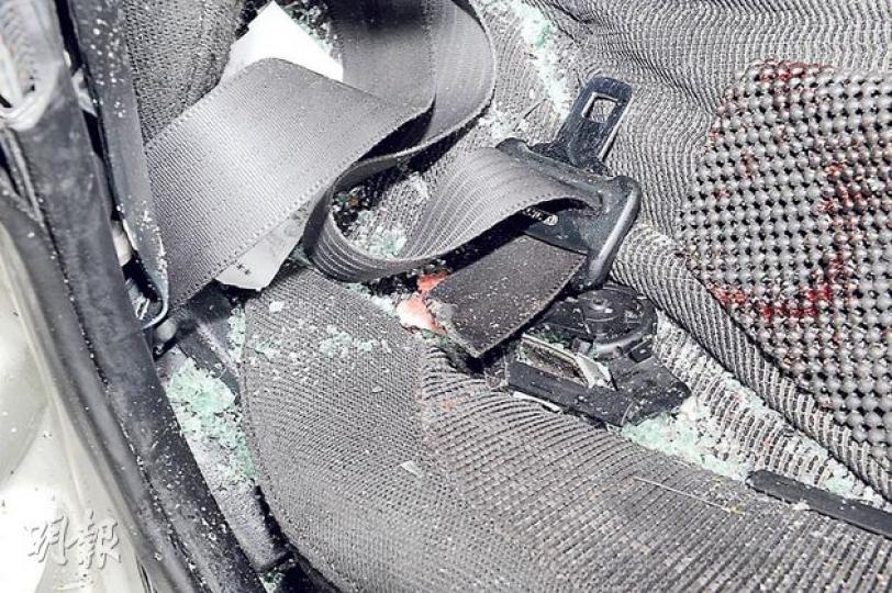 葵涌道車禍中肇事私家車司機位安全帶,有被火燒斷痕迹。(蔡方山攝) 葵涌道車禍中肇事私家車司機位安全帶,有被火燒斷痕迹。(蔡方山攝)