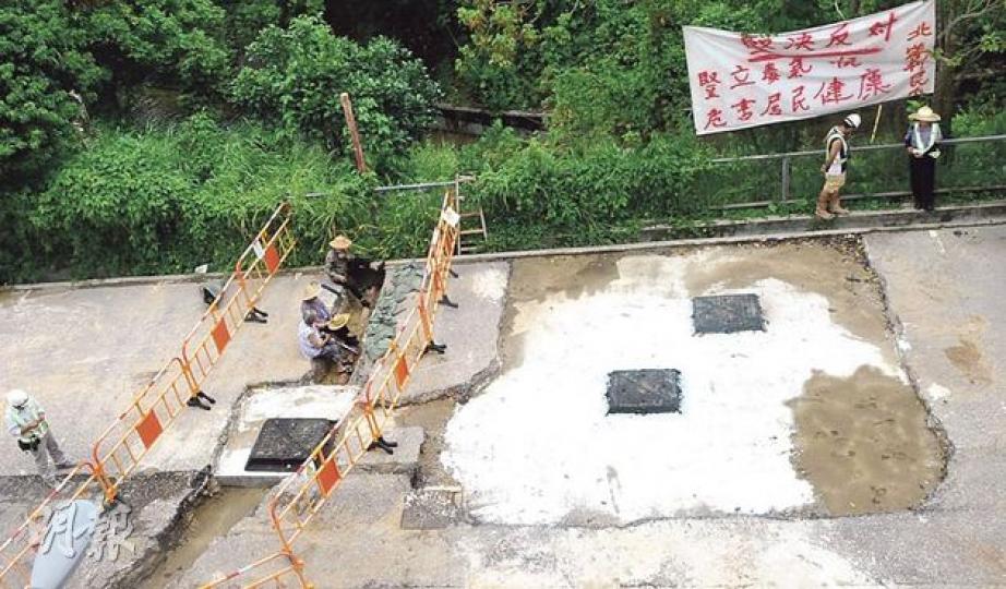 村民不接受發展商稱上址並非建化糞池的解釋,昨到工地抗議,阻工人施工。(丁灝嵐攝) 村民不接受發展商稱上址並非建化糞池的解釋,昨到工地抗議,阻工人施工。(丁灝嵐攝)