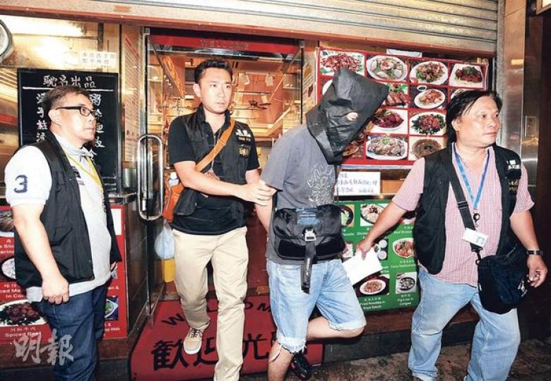 探員於尖沙嘴赫德道一餐廳起獲武器後,拘捕餐廳負責人(圖右二)調查。(蔡方山攝)
探員於尖沙嘴赫德道一餐廳起獲武器後,拘捕餐廳負責人(圖右二)調查。(蔡方山攝)