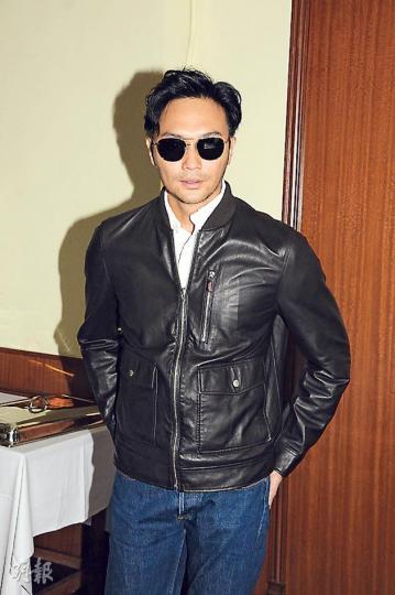 張智霖翻聽訪問錄音,自己的確沒講過在婚姻關係上曾有過「感情缺失」。(攝影﹕孫華中)
張智霖翻聽訪問錄音,自己的確沒講過在婚姻關係上曾有過「感情缺失」。(攝影﹕孫華中)