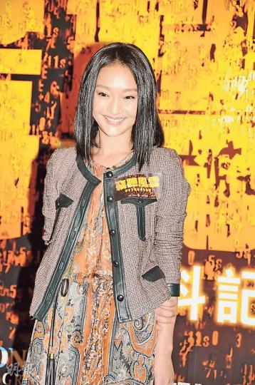 周迅前晚出席《竊聽風雲3》煞科宴,大方為緋聞解畫,表示跟梁朝偉與謝霆鋒都是朋友關係。(攝影﹕梁迺楠) 周迅前晚出席《竊聽風雲3》煞科宴,大方為緋聞解畫,表示跟梁朝偉與謝霆鋒都是朋友關係。(攝影﹕梁迺楠)