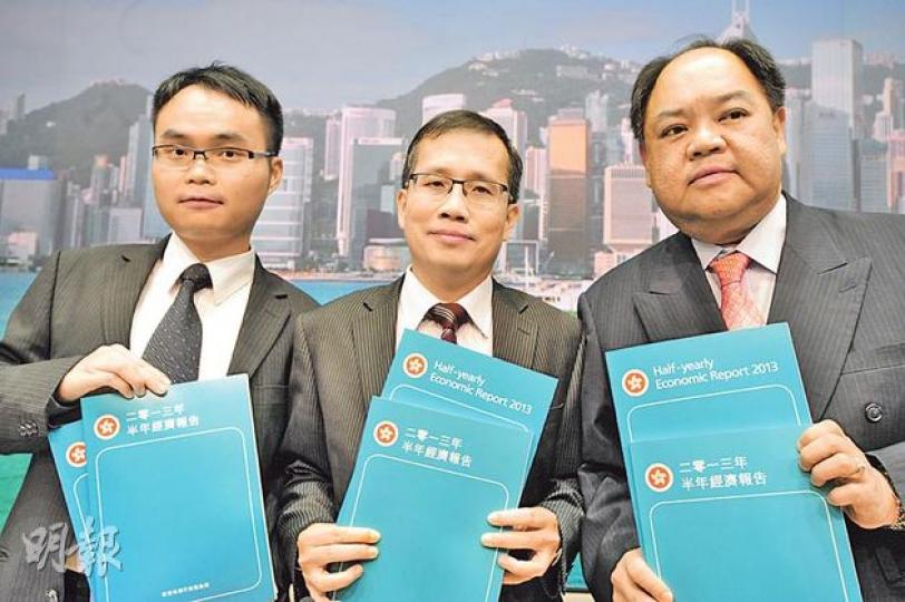 署理政府經濟顧問歐錫熊(左)認為,外圍經濟環境轉好,故對本港下半年經濟增長較為樂觀,將本地GDP增長由1.5%至3.5%,上調至2.5%至3.5%水平。右為統計處助理處長蕭耀財。(尹錦恩攝) 署理政府經濟顧問歐錫熊(左)認為,外圍經濟環境轉好,故對本港下半年經濟增長較為樂觀,將本地GDP增長由1.5%至3.5%,上調至2.5%至3.5%水平。右為統計處助理處長蕭耀財。(尹錦恩攝)