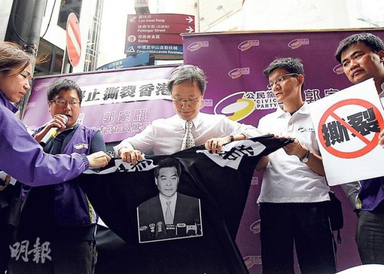 公民黨立法會議員郭家麒（中）昨在中環發起「不要黑特首」簽名運動，並撕破象徵「黑勢力、黑特首」的黑布，抗議特首梁振英撕裂香港社會，並要求他下台。特首辦即日駁斥，對公民黨「漠視事實的態度深表遺憾」。（李紹昌攝） 社民連副主席吳文遠（圖）說，「默站」參與者如感疲累，可選擇坐下或看書，應較為人接受。（李紹昌攝） 人力將動員100名支持者，明天到梁落區的中學門外示威，「10多人1組」、「一排手挽手」進場。人力主席袁彌明（右四）、立法會議員陳偉業（右五）、成員譚得志（右六）等昨在記者會上示範「陣勢」。（葉家