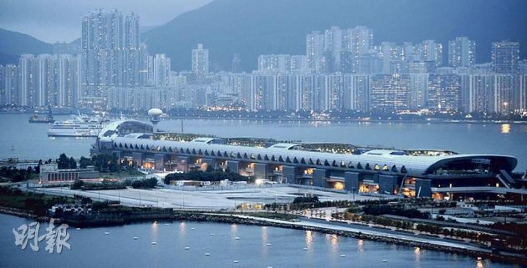 國家旅遊局昨准許內地旅行團到香港乘郵輪出發，到台灣後再赴日韓，然後返回內地，旅發局預料可推動香港旅遊業。而啟德郵輪碼頭最快於9月底開放，預料日後會加入幻彩詠香江表演。（余俊亮攝） （明報製圖）