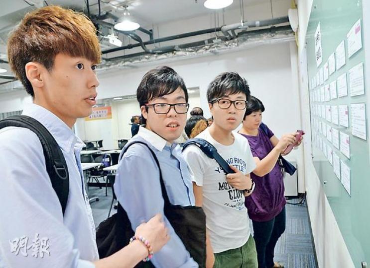 李先生（左二）表示，當保健員對投考護校有幫助，為日後投身醫療行業打好基礎。（劉焌陶攝） 香港醫護學會主席關志康指出，院舍普遍出現「以老護老」的情况，職工年紀太大，容易出現職業安全問題。（周翠怡攝）