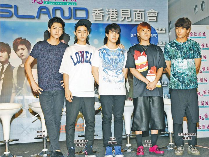 FT Island已多次來港，但每次都沒法好好遊覽。（攝影：孫華中） 李弘基（右）收到歌迷送的零食時，立即拆開享用，還讓隊友崔敏煥先聞香味。（攝影：孫華中） 結他手宋承炫（左）本月21日21歲生日，大會專程送上大蛋糕祝賀，吹蠟燭後，李弘基（右）立即伸手拿士多啤梨吃，吃完還在鼓手崔敏煥（右二）身上抹手。（攝影：孫華中） 擊掌會雖然與成員接觸的時間不多，但已有歌迷高興得哭起來，亦有媽媽級粉絲帶同BB上台。（攝影：孫華中） 隊長崔鍾訓一身便服到港，但已令歌迷非常瘋狂，大呼他靚仔。（攝影：孫華中）