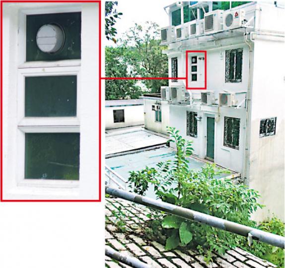 發生爆竊案的上洋村村屋位處護土牆之下,竊賊可輕易從清水灣道沿山坡而下入屋偷竊。而遭爆竊的單位2樓廁所氣窗並沒裝設窗花(小圖),懷疑竊賊沿此窗入屋作案。(林智傑攝)上洋村村長劉敏財(圖)說附近18條鄉村今年首半年共發生200多宗罪案,相當於去年總和,大嘆治安惡化。(林智傑攝) 發生爆竊案的上洋村村屋位處護土牆之下,竊賊可輕易從清水灣道沿山坡而下入屋偷竊。而遭爆竊的單位2樓廁所氣窗並沒裝設窗花(小圖),懷疑竊賊沿此窗入屋作案。(林智傑攝)上洋村村長劉敏財(圖)說附近18條鄉村今年首半年共發生200多宗罪案,相當於去年總和,大嘆治安惡化。(林智傑攝)