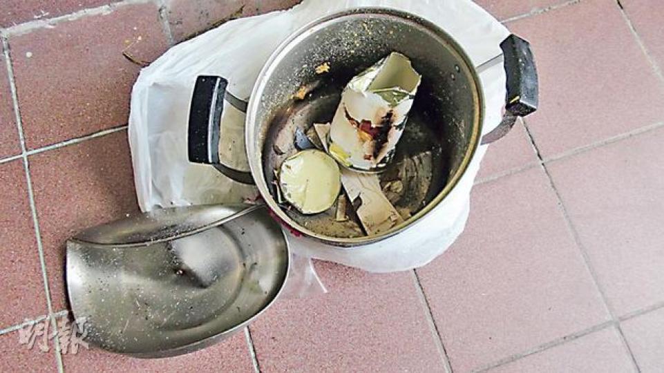 婦人把一個沒開封的罐頭鮑魚原罐放進不鏽鋼煲烹煮,其間沒「睇火」,罐頭鮑魚被煲爆,令湯煲及煲蓋變形扭曲,罐頭鮑魚頂部爆開,碎片飛散在地上,罐身燒焦,罐內鮑魚彈飛不知所終。(林智傑攝) 婦人把一個沒開封的罐頭鮑魚原罐放進不鏽鋼煲烹煮,其間沒「睇火」,罐頭鮑魚被煲爆,令湯煲及煲蓋變形扭曲,罐頭鮑魚頂部爆開,碎片飛散在地上,罐身燒焦,罐內鮑魚彈飛不知所終。(林智傑攝)