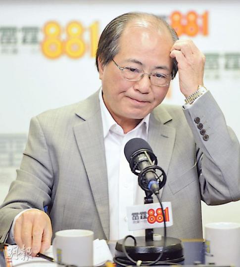 教育局長吳克儉昨日出席商台節目時表示,教師林慧思以粗口罵警事件至今,局方接到約1400封電郵、約150個電話查詢,其中有九成電話認為林老師的行為不適當及不能接受。(尹錦恩攝) 教育局長吳克儉昨日出席商台節目時表示,教師林慧思以粗口罵警事件至今,局方接到約1400封電郵、約150個電話查詢,其中有九成電話認為林老師的行為不適當及不能接受。(尹錦恩攝)