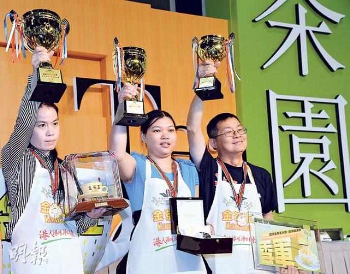 香港女茶王莫佩玲(左)繼前日取得香港冠軍後,昨再下一城成為首名女性國際金茶王,榮膺「雙冠王」,得獎舉起獎盃時眼泛淚光。亞軍及季軍分別由上海代表沈珠仁(中)及悉尼代表談耀昌(右)奪得。(劉焌陶攝) 香港女茶王莫佩玲(左)繼前日取得香港冠軍後,昨再下一城成為首名女性國際金茶王,榮膺「雙冠王」,得獎舉起獎盃時眼泛淚光。亞軍及季軍分別由上海代表沈珠仁(中)及悉尼代表談耀昌(右)奪得。(劉焌陶攝)