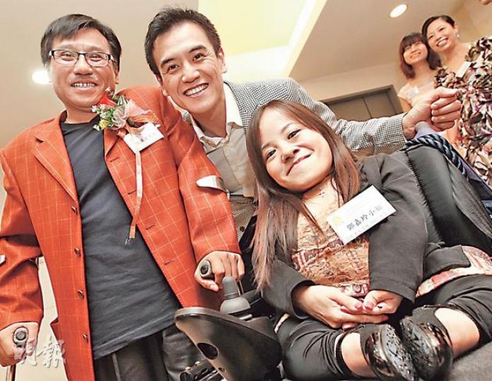 香港復康力量會長葉湛溪(左)與去屆復康力量「在職達人選舉」得獎者鄧嘉玲(右),分別以不同方式,協助同路人融入社會。支持復康活動的盛滙商機主席李根興(中)說,殘疾人士在社會克服障礙取得的成就感值得推崇。(李紹昌攝) 香港復康力量會長葉湛溪(左)與去屆復康力量「在職達人選舉」得獎者鄧嘉玲(右),分別以不同方式,協助同路人融入社會。支持復康活動的盛滙商機主席李根興(中)說,殘疾人士在社會克服障礙取得的成就感值得推崇。(李紹昌攝)