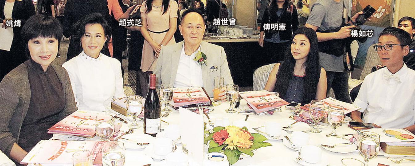 趙式芝趁得獎,邀請父母趙世曾、姚煒及另一半楊如芯到場,更同坐一枱,不過怕令場面尷尬,再請好友傅明憲隔開父親與楊如芯。(攝影/記者﹕鍾一虹)趙式芝難得與父母一起吃飯,心情特別興奮。(攝影/記者﹕鍾一虹)楊如芯到場與趙式芝分享喜悅,亦順道見家長。(攝影/記者﹕鍾一虹) 趙式芝趁得獎,邀請父母趙世曾、姚煒及另一半楊如芯到場,更同坐一枱,不過怕令場面尷尬,再請好友傅明憲隔開父親與楊如芯。(攝影/記者﹕鍾一虹)趙式芝難得與父母一起吃飯,心情特別興奮。(攝影/記者﹕鍾一虹)楊如芯到場與趙式芝分享喜悅,亦順道見家長。(攝影/記者﹕鍾一虹)