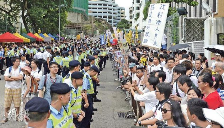 特首梁振英第二周落區,論壇舉行地點觀塘功樂官立中學場外的功樂道,數百名反梁者抗議(右),過百名警員則排成一字阻止他們衝出馬路或衝擊對面會場。(余俊亮攝)泛民主派發起默站行動,以不喊口號、不與他人對罵方式,在學校門外向梁振英抗議。前排右起為民主黨林卓廷、教協韓連山、公民黨余若薇、社民連吳文遠、公民黨梁家傑等。(盧翊銘攝) 特首梁振英第二周落區,論壇舉行地點觀塘功樂官立中學場外的功樂道,數百名反梁者抗議(右),過百名警員則排成一字阻止他們衝出馬路或衝擊對面會場。(余俊亮攝)泛民主派發起默站行動,以不喊口號、不與他人對罵方式,在學校門外向梁振英抗議。前排右起為民主黨林卓廷、教協韓連山、公民黨余若薇、社民連吳文遠、公民黨梁家傑等。(盧翊銘攝)