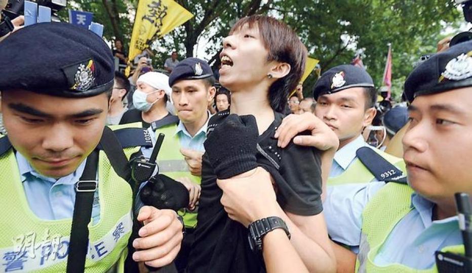 兩周前在旺角被誤指搶槍的「香港人優先」成員招顯聰(前左),昨亦被捕,聲援他的議員范國威引述警方消息稱,招兩度爬上鐵馬圖衝擊警方防線。他昨晚獲無條件釋放。(余俊亮攝)場外撐梁及反梁者不時發生口角,要由警員阻止及分隔,圖中紅衣及灰衣男子(左一)疑襲擊反梁者,其後被警員帶走。(劉焌陶攝) 兩周前在旺角被誤指搶槍的「香港人優先」成員招顯聰(前左),昨亦被捕,聲援他的議員范國威引述警方消息稱,招兩度爬上鐵馬圖衝擊警方防線。他昨晚獲無條件釋放。(余俊亮攝)場外撐梁及反梁者不時發生口角,要由警員阻止及分隔,圖中紅衣及灰衣男子(左一)疑襲擊反梁者,其後被警員帶走。(劉焌陶攝)